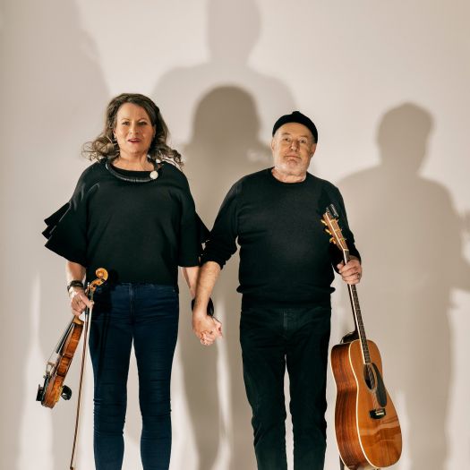 alt="Lasse og Mathilde live på Damms Gård den 16. oktober 2025"