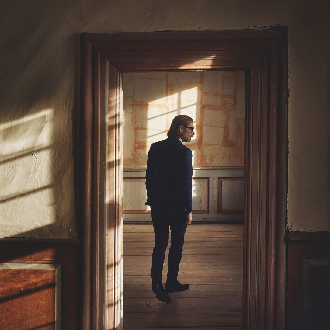 alt="Claus Hempler koncert på NygadeHuset den 8. maj 2027"