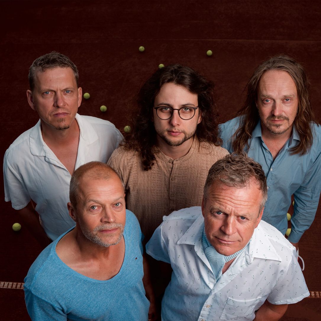 alt="The Mukherjee Development koncert på NygadeHuset den 9. april 2027"