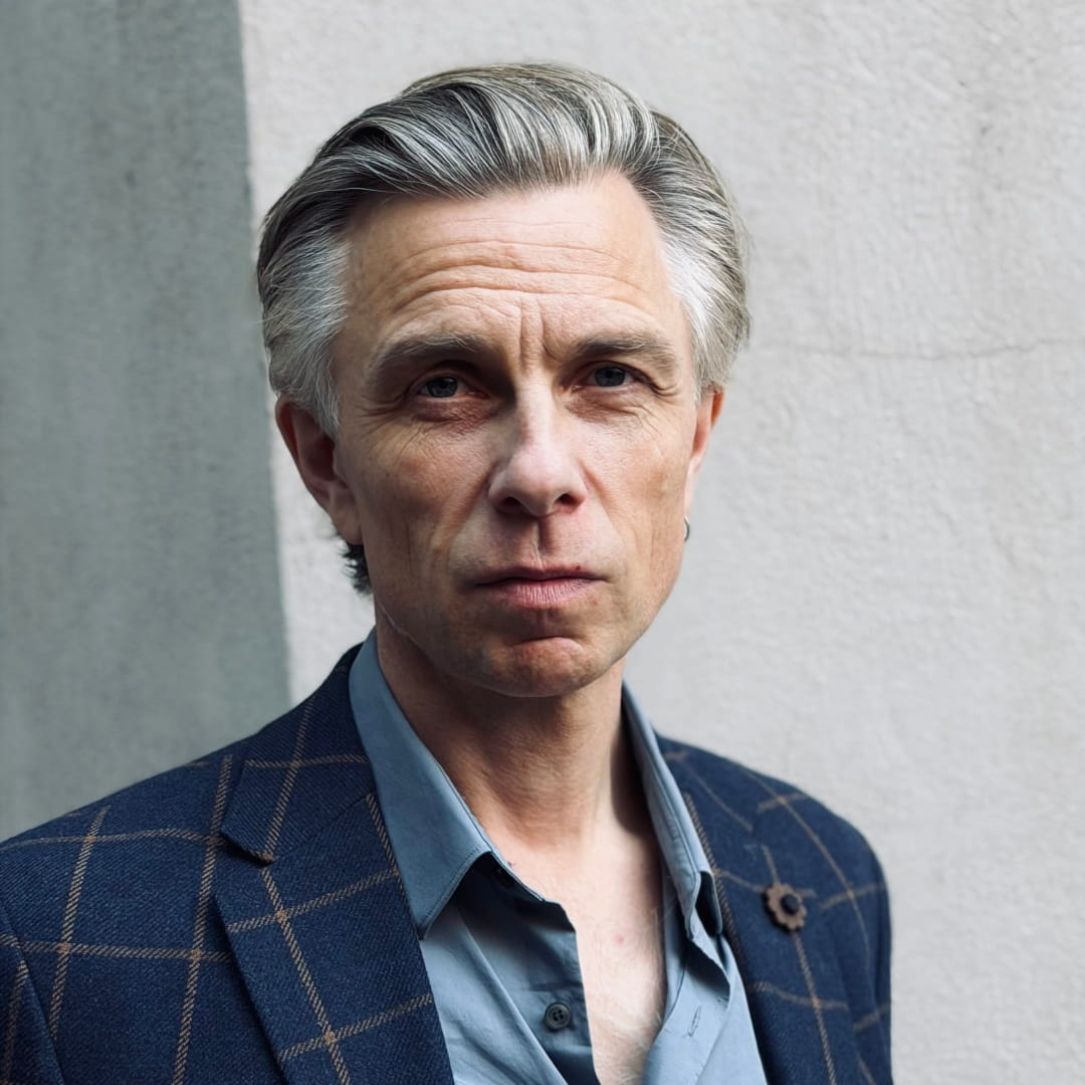 alt="Sylvester Larsen koncert på NygadeHuset i Aabenraa den 12. marts 2027"