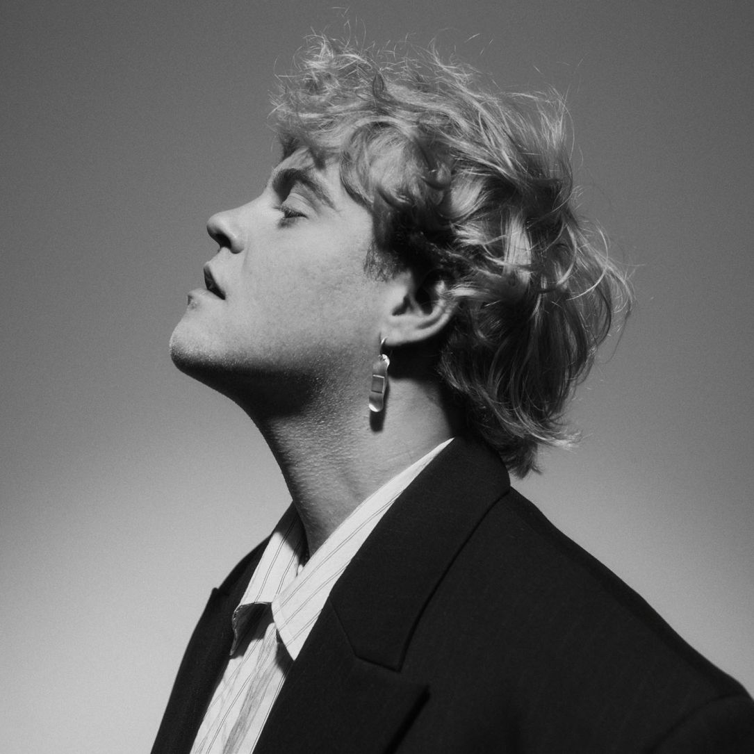 alt="Hjalmer akustisk livekoncert i Black Box, Aabenraa den 4. november 2026"