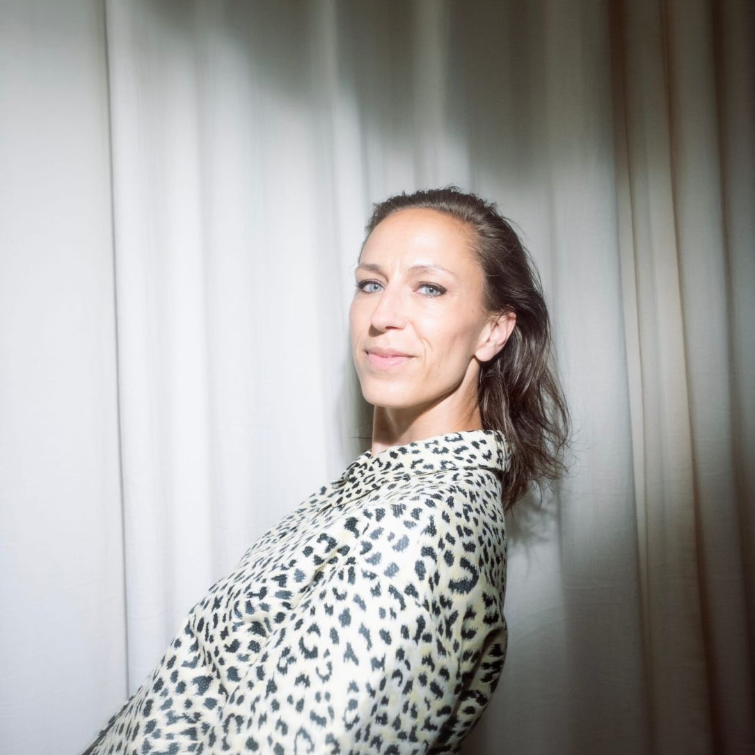 alt="Sarah McQuaid koncert på Damms Gård den 12. marts 2026"